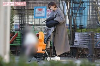 12月25日、自宅近所の公園に娘を連れて現れた篠田麻里子