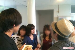 大学生時代、友人たちとおしゃべりするmilet