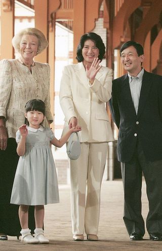 愛子さまの初めての海外訪問は雅子さまの静養目的のオランダだった（'06年8月）