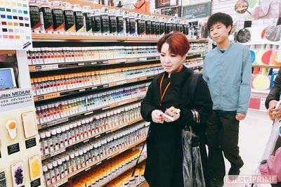 東急ハンズに初めて連れて行ったとき、ひざをついて座り、1つずつ吟味して10色を選んだ