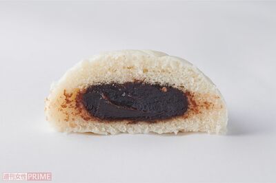 【あんまん】第2位　セブンイレブン　ふわふわ×濃厚ごまあんまん／130円　撮影／山田智絵