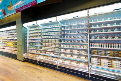 セブン-イレブン「一瞬囚人服かと」「工事現場の制服」関西・大阪万博会場限定ユニフォームが“ダサすぎる…