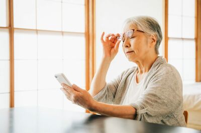 《老眼鏡にヒソむ“目の病気リスク”》眼科医が警告！「100均の老眼鏡」常用のリスク、緑内障を見逃し失明…