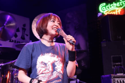 歌うがんサバイバー・小島弘美さん（画像提供／小島さん）