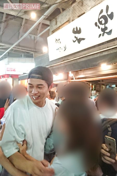 '18年の夏、大衆居酒屋で一般女性と楽しそうに飲んでいた東出。この後、ひとりの女性と夜の街へ…(1/2、記事下に別カットあり)