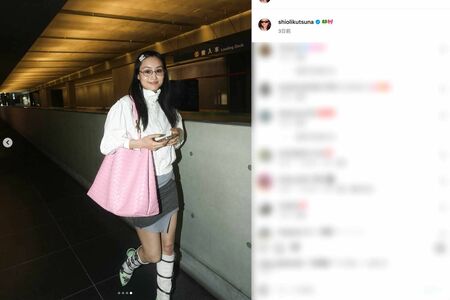 前髪を“犬”の形のように見えるクリップで留め、丸みのあるフレームの眼鏡を着用。大きなピンクのバッグを肩にかけ、かなり個性的なコーディネートを披露した忽那汐里（本人のインスタグラムより）