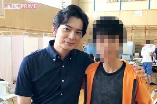 '18年、6月末に西日本を襲った集中豪雨。避難所となっている矢野南小を訪れ、ツーショット撮影に応じる松本