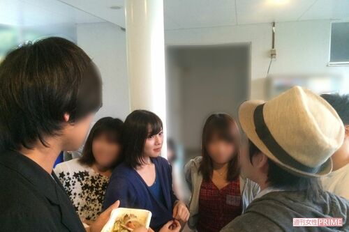 大学生時代、友人たちとおしゃべりするmilet