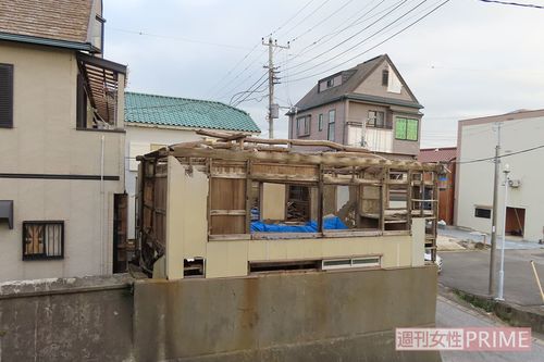 茂串さん宅は屋根や窓を失い骨組みが目立つ