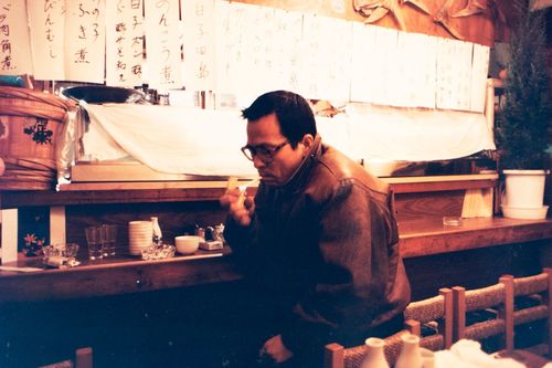 昔からお酒とタバコが好きで、友人と酒場で談議に明け暮れる日も