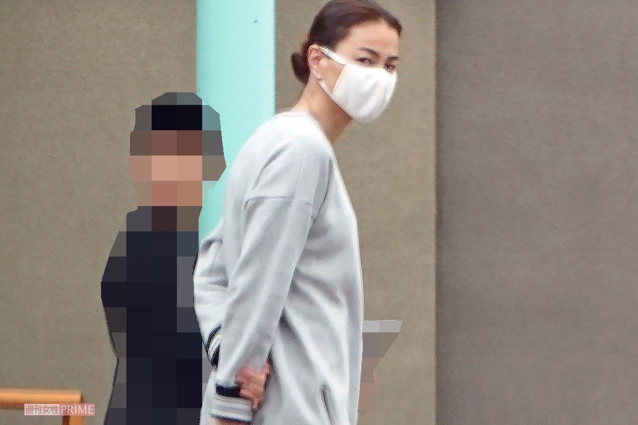 '20年4月、子どもと散歩しながら近所のコンビニに立ち寄るなどた江角マキコ