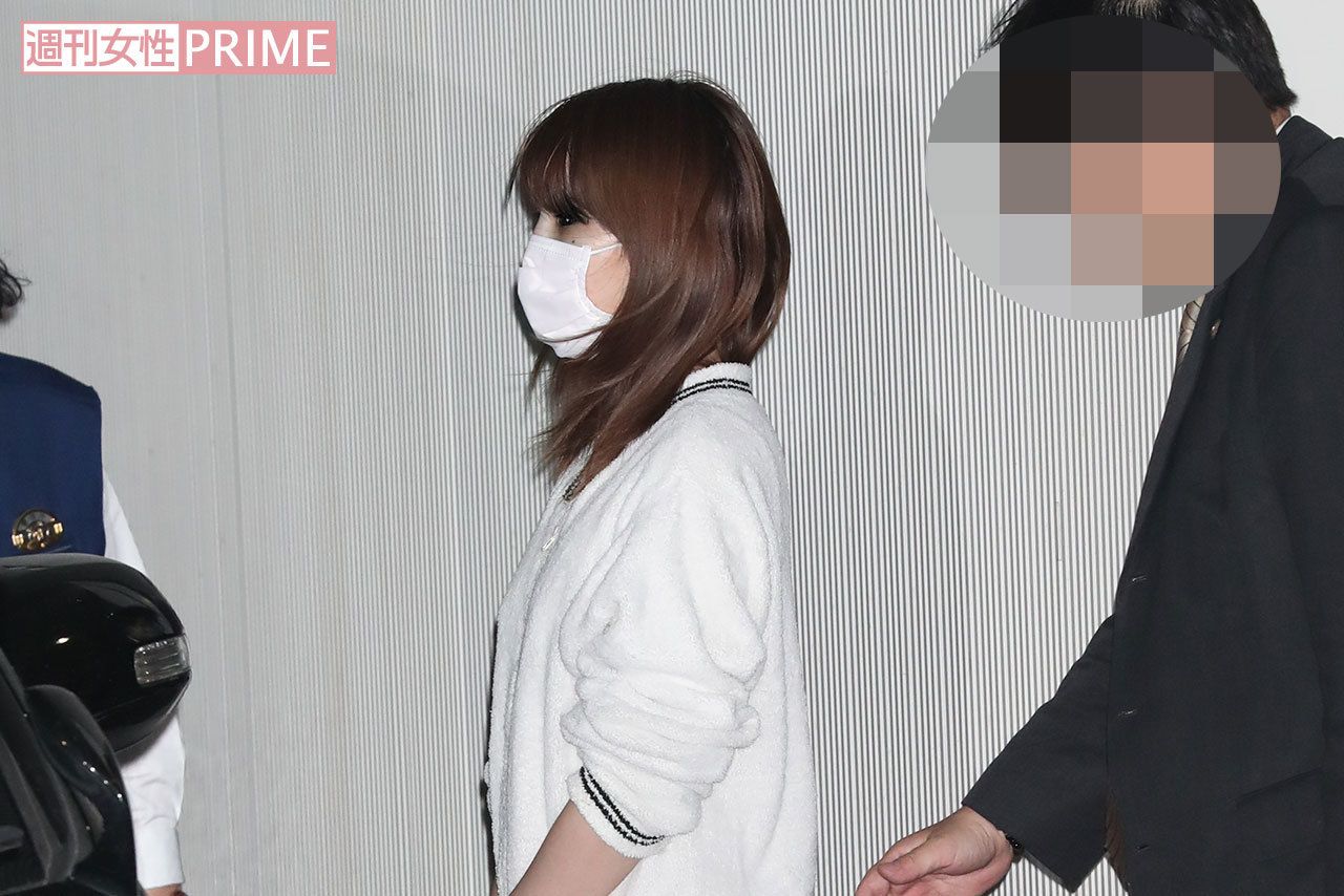 21日の夕方に釈放された坂口杏里。報道陣へ一礼するも、無言のまま車内へ