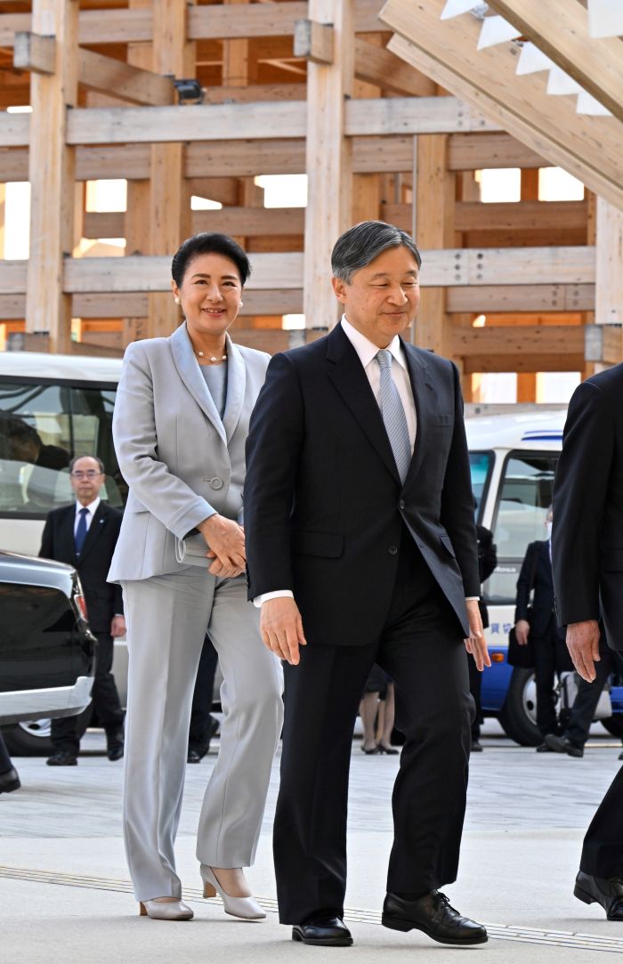 万博でヘルスケアパビリオンを訪問された両陛下（4月11日）