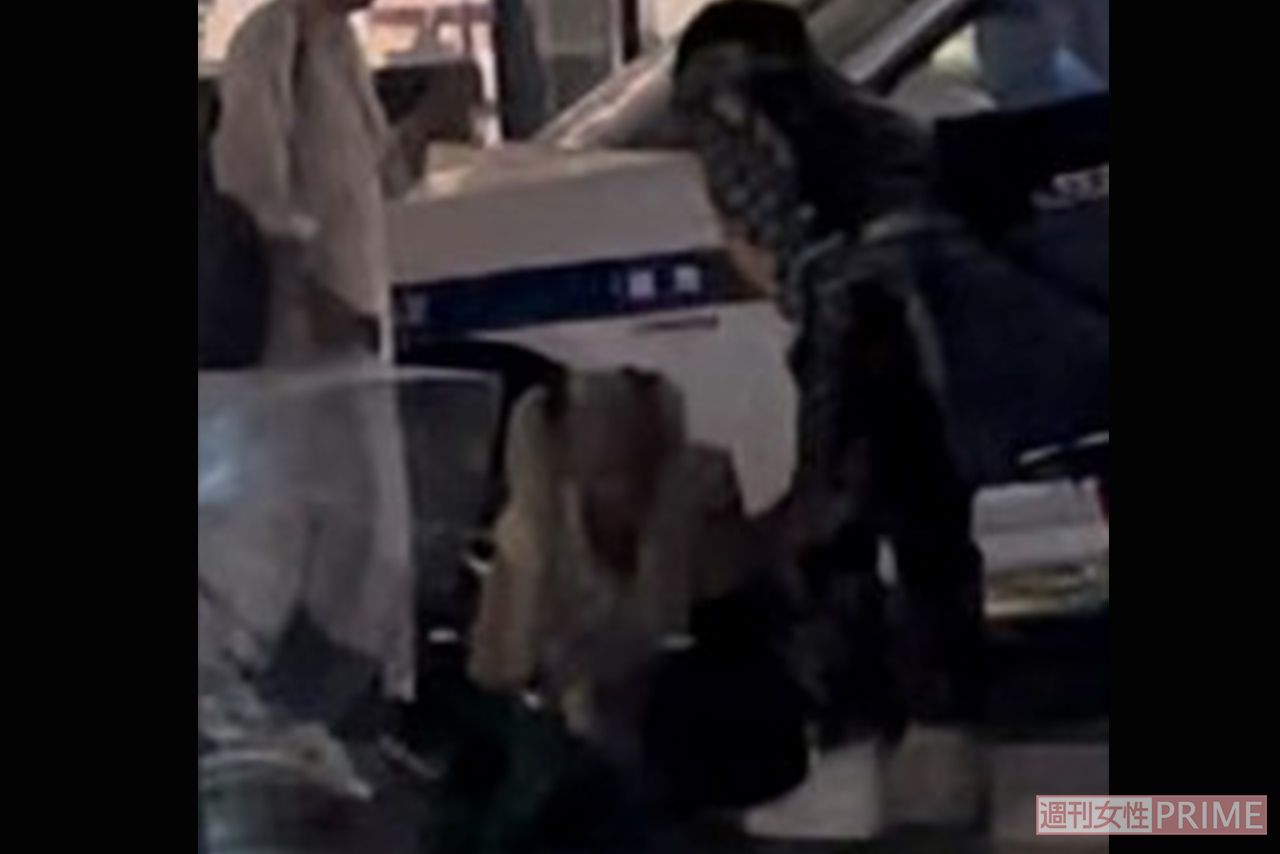 路上で転んでしまった加藤紗里に手を差し伸べる優希刃