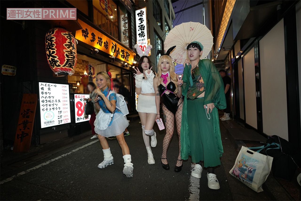 2024年10月31日、仮装して渋谷ハロウィンを楽しんだ若者たち
