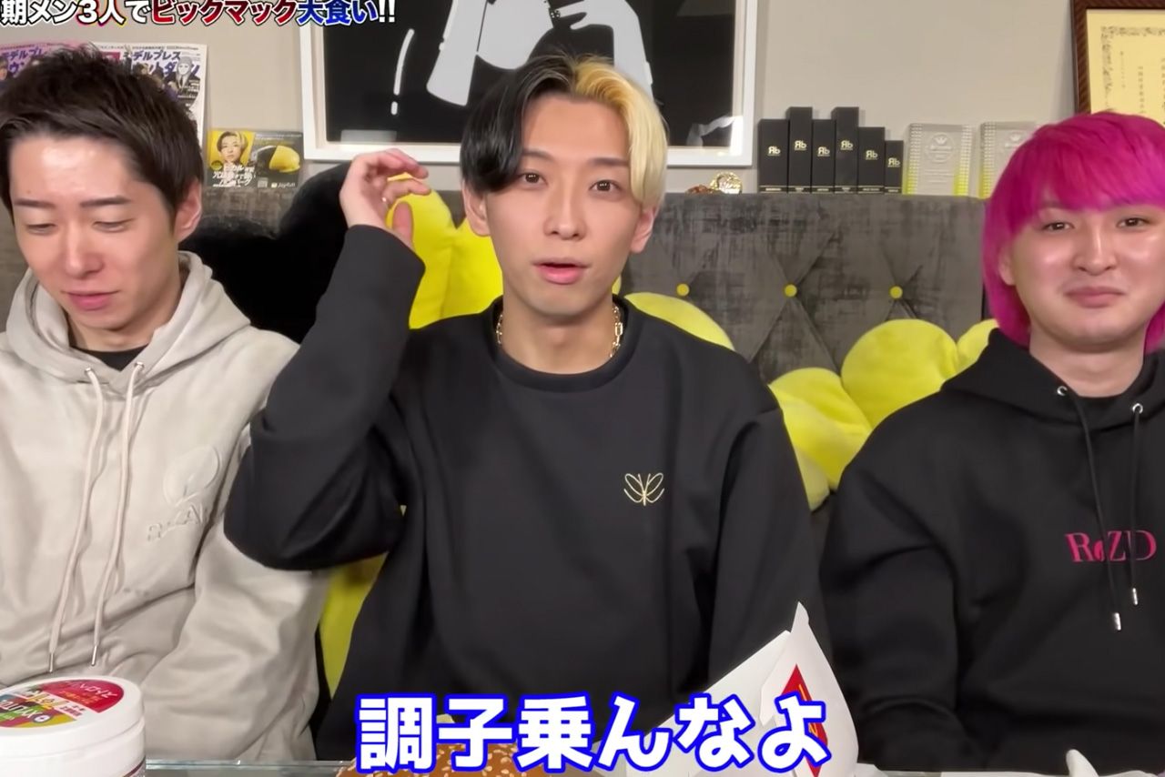 公式YouTubeにて、芸人にバカにされたことを暴露したヒカルと、兄のまえっさん（左）