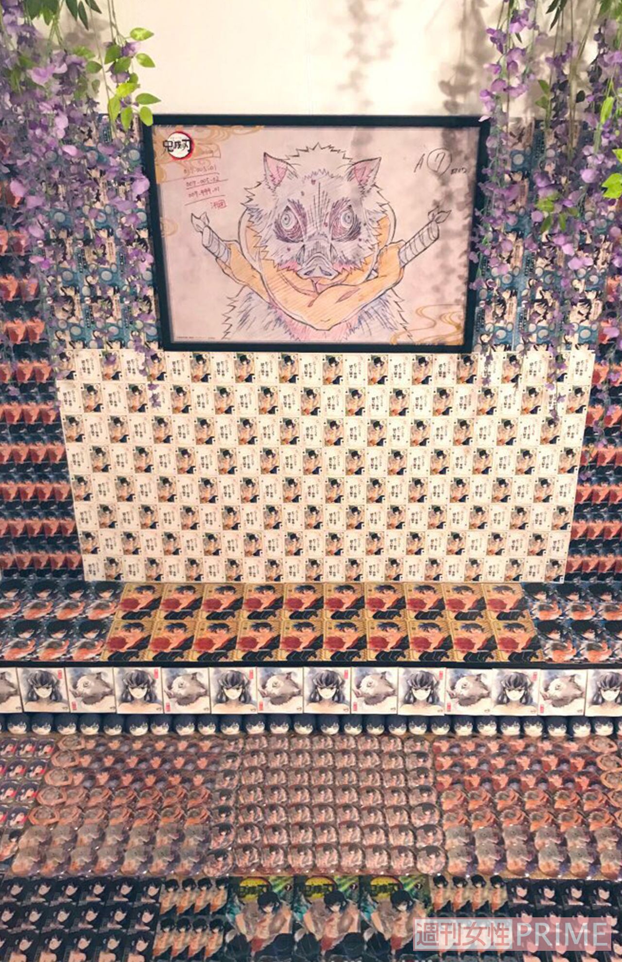 藤の花と中央の大きなポスターが目を引く青山さんの祭壇。作品の雰囲気もかもし出す