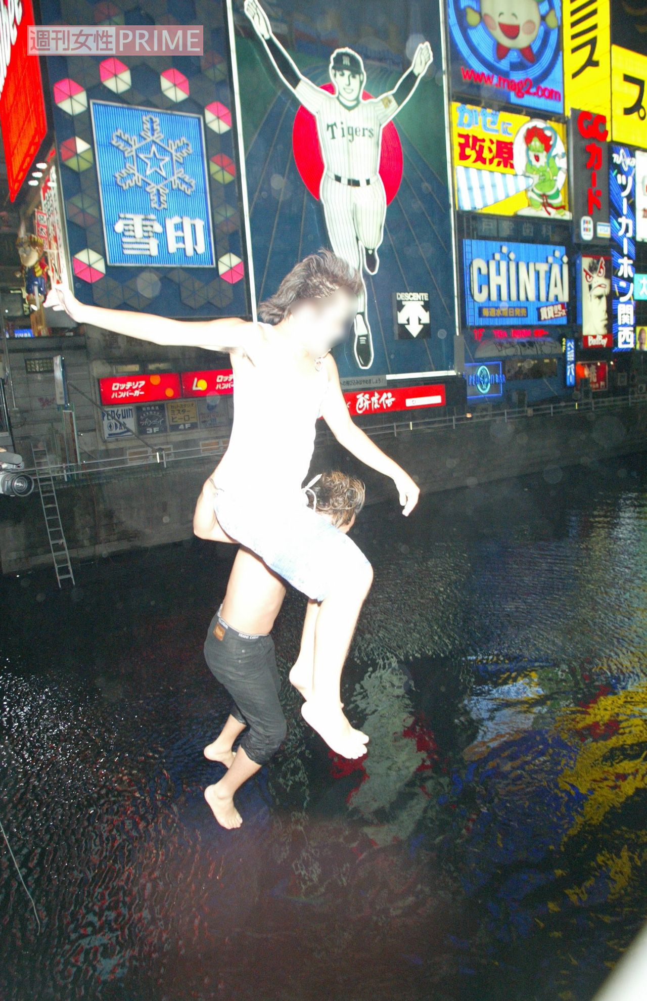 2003年9月15日、阪神タイガースの優勝を祝って道頓堀川に飛び込む男性