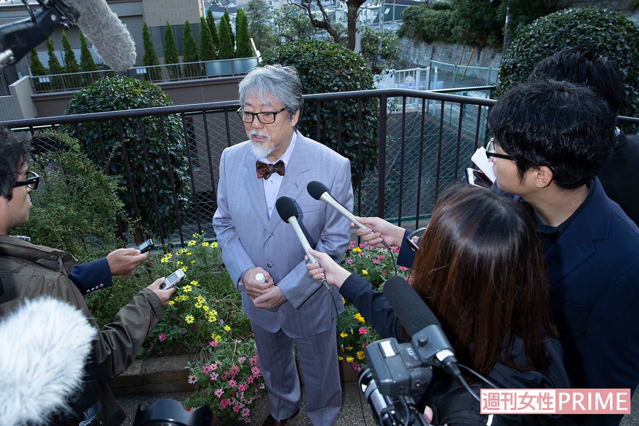 マスコミに囲まれ、経緯を説明する沢田研二