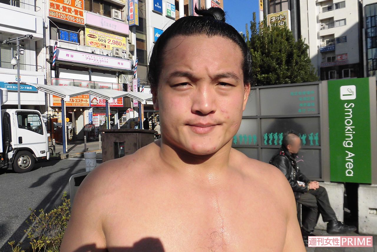 東京・高円寺の路上でパフォーマンスをする、ごっちゃんこさん