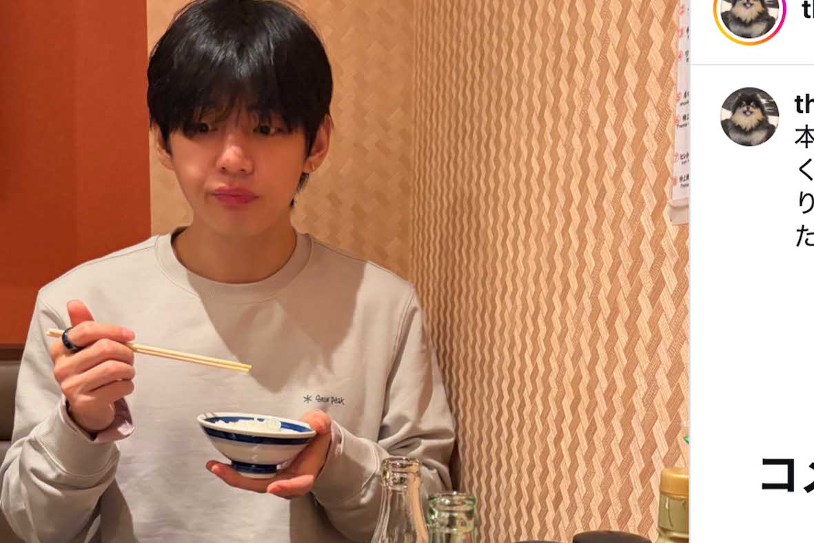 とんかつ店でお茶碗を手に持ち、食事を楽しむBTSのV（公式インスタグラムより）