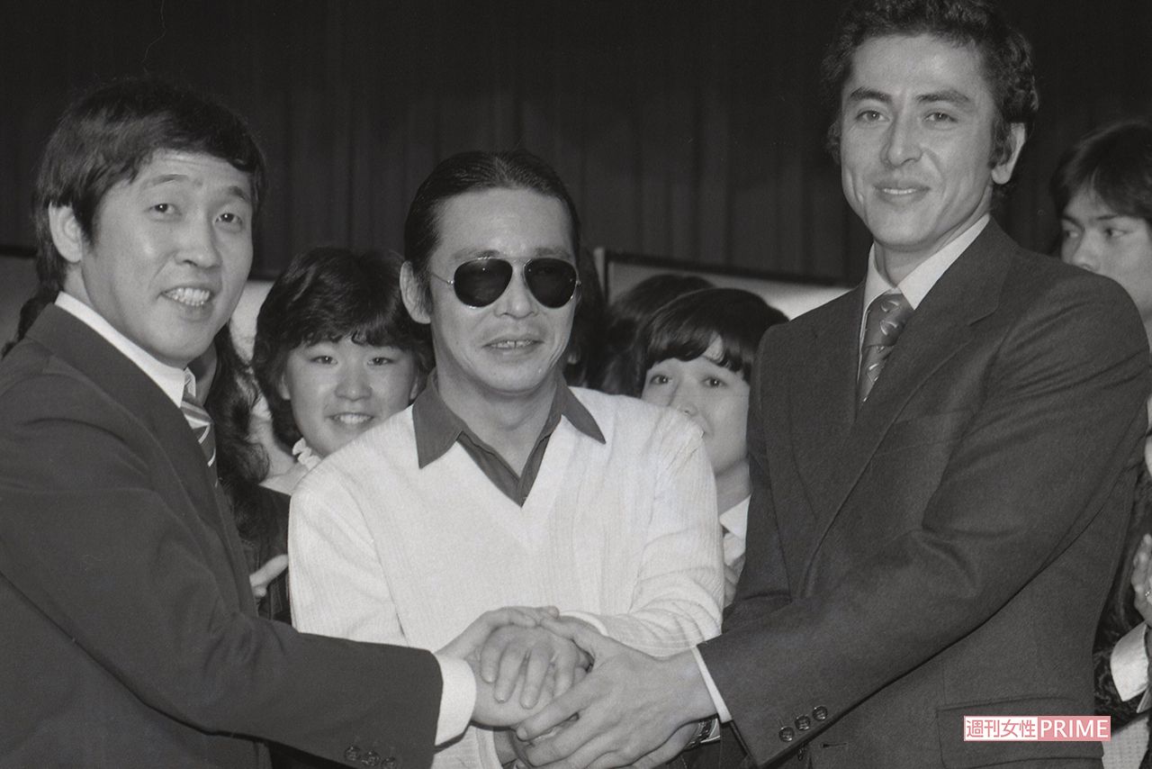 『スター誕生！』450回記念パーティーにて。初代司会者の萩本欽一と2代目司会者を務めたタモリと谷隼人（岩谷隆広）