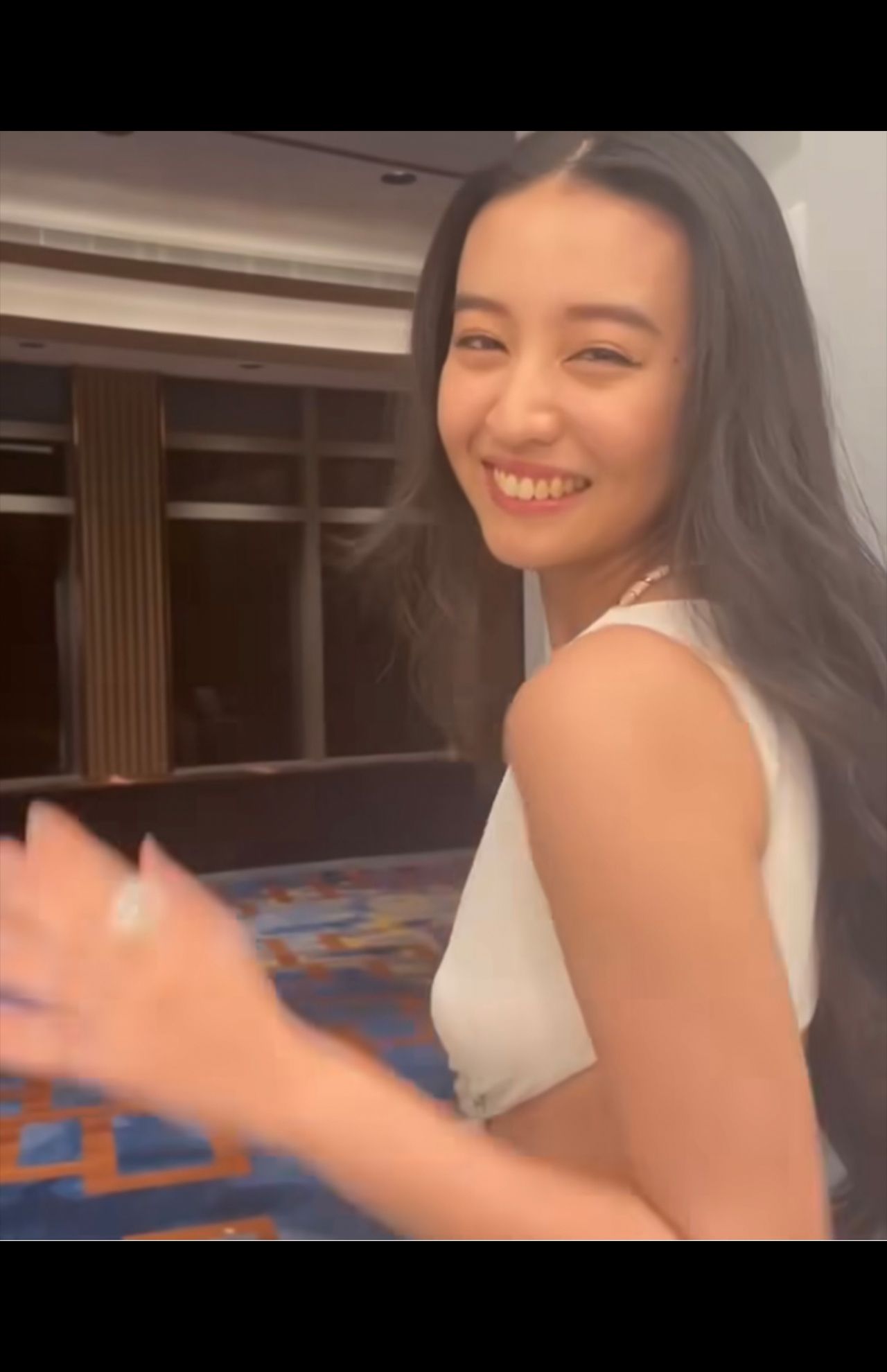 11月25日に行われた『Tatler Asia』のイベントに、大胆にカットされた白いドレスで参加したKoki, (Koki,インスタグラムより)