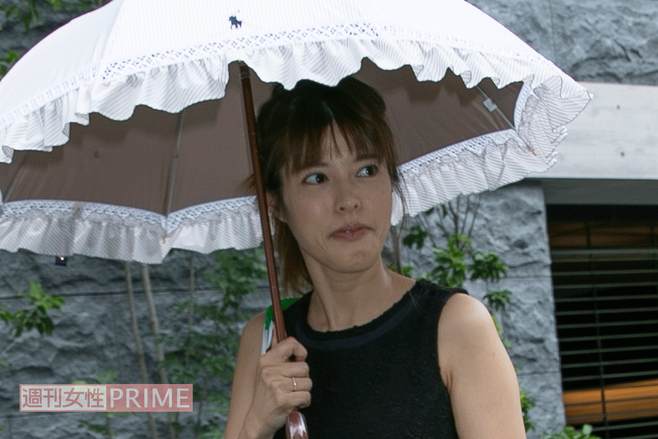 記者の顔をまじまじと見つめる一幕も