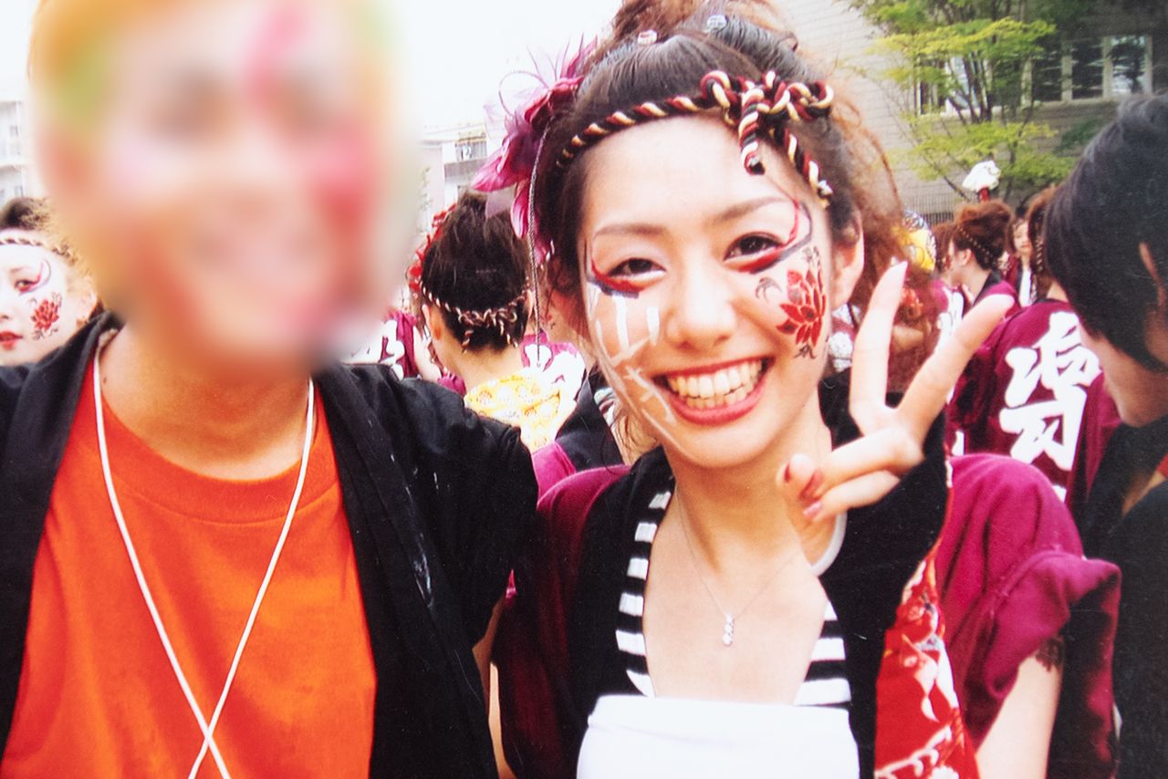 「うらじゃ」という地元のお祭りではド派手なメイクと衣装でピースサイン