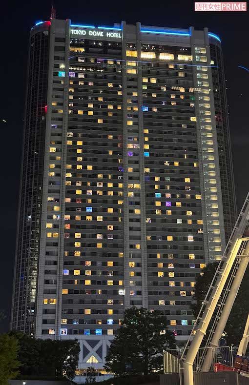 夜になると嵐ファンの部屋が煌々と輝いていた