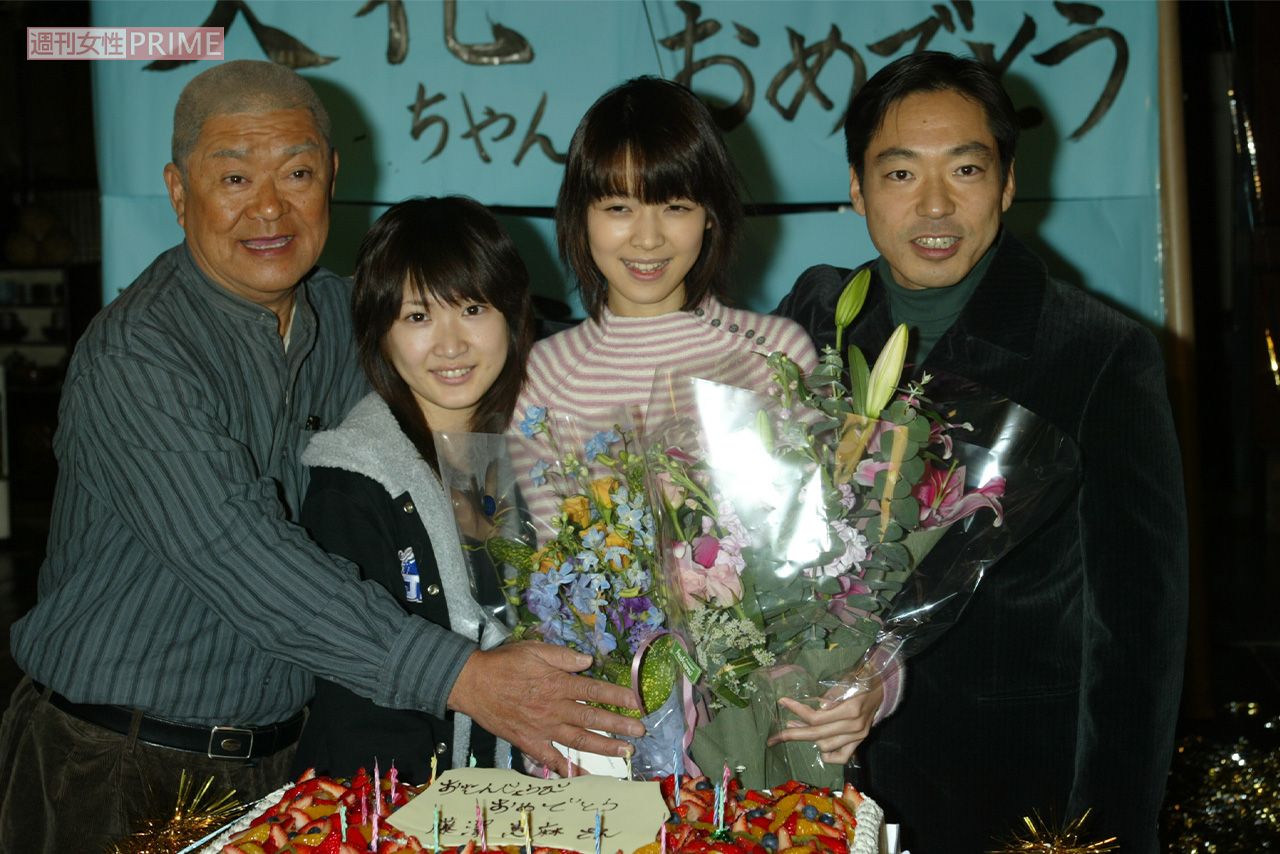 2003年12月26日、NHK連続ドラマ小説『天花』ロケで主演女優の誕生日を祝う、出演者たち。左から財津一郎さん、紗栄子、藤澤恵麻、香川照之