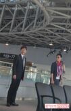 12月中旬に行われた『BG』のロケ。空港のシーンを都内の商業ビルで撮影。(左)木村拓哉(右)満島真之介
