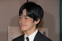 悠仁さま、筑波大学園祭でスマホ撮影の“神対応”の一方、なぜかご学友と「茂みからキョロキョロ」