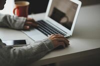 中高年向けの婚活サイト運営者が逮捕、「男性会員ゼロ」の呆れた実態