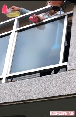 「何かわかってるんか？」と尿瓶のようなものに入っている黄色い液体をまき散らす容疑者。ニオイからして尿らしいが……