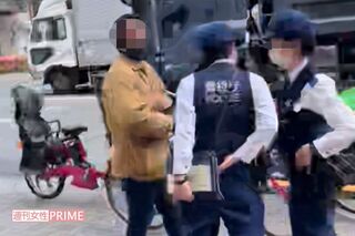 4月16日の午前、品川区路上で事情聴取をうけるカメラマン（目撃者提供）