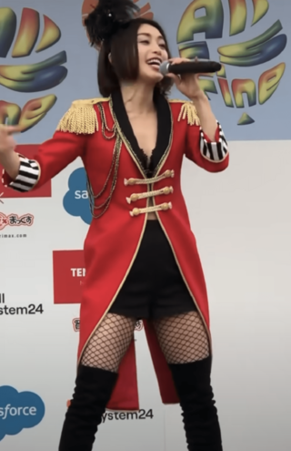 「レインボーフェスタ！2023」で胸元ザックリ衣装を見せた酒井法子（YouTubeより）