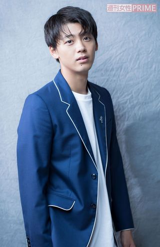 2017年7月4日号より未掲載カット。『ひよっこ』（NHK）でヒロイン・みね子（有村架純）の恋人になる御曹司・島谷純一郎役を演じ、一躍ブレイク！　物語から去ったときには、“島谷ロス”の声が相次いだ。「『ひよっこ』を盛り上げる大切な役だと思っているので、単なる“イケメン芝居”と言われないよう、気持ちで演じていきたいと思います」