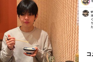 とんかつ店でお茶碗を手に持ち、食事を楽しむBTSのV（公式インスタグラムより）