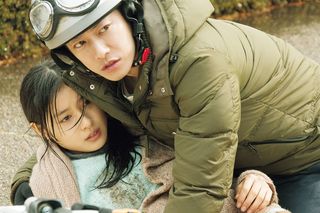 記憶を取り戻そうと、麻衣は自力で“思い出の場所”を訪れるが…… （c）2017 映画「8年越しの花嫁」製作委員会