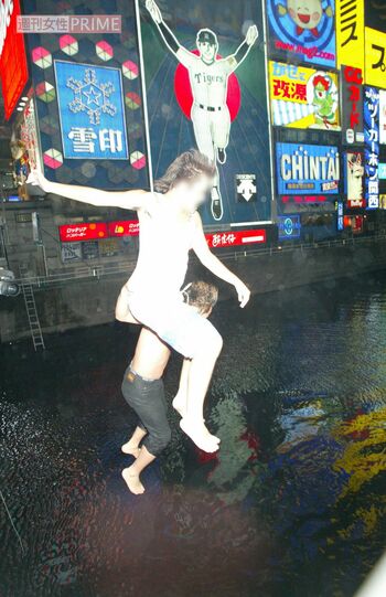 2003年9月15日、阪神タイガースの優勝を祝って道頓堀川に飛び込む男性