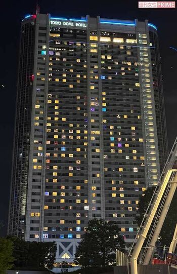 夜になると嵐ファンの部屋が煌々と輝いていた