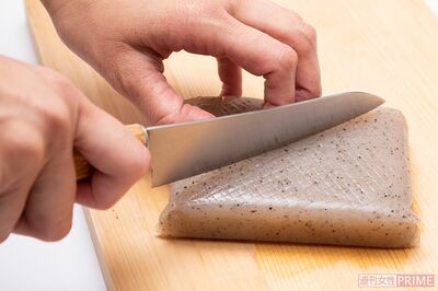 「隠し包丁で味染みバツグン！」つるんとした表面で厚みもあるこんにゃくは、調味料が染み込みにくいのが難点。表面に格子状の浅い切り込みを入れるだけで、中心まで味が染みやすくなる。（撮影／矢島泰輔）