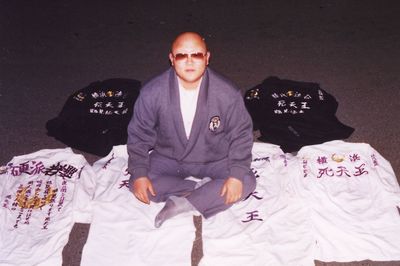 現役の暴走族時代の岩橋さん。’80年代の特攻服はシンプルなデザインだった（本人提供）