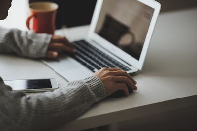 中高年向けの婚活サイト運営者が逮捕、「男性会員ゼロ」の呆れた実態