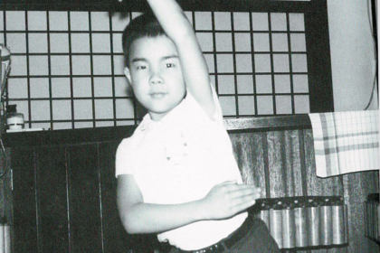 『おそ松くん』のイヤミの“シェー”のようなポーズをとる9歳の小堺