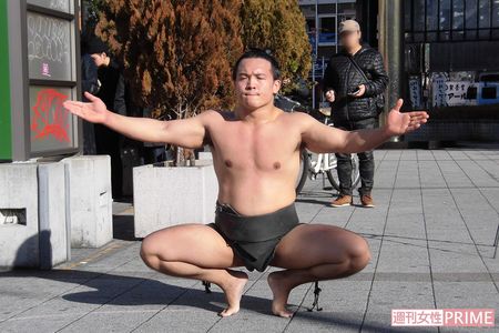東京・高円寺の路上でパフォーマンスをする、ごっちゃんこさん