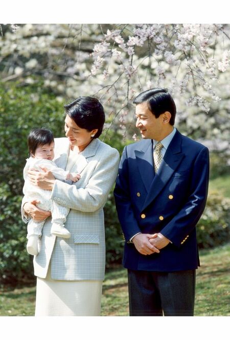 2002年3月、愛子さまのお箸初を前に、赤坂御用地をご散策（宮内庁提供）