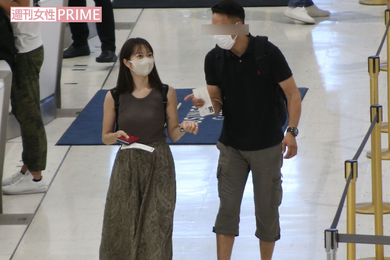 アメリカ旅行の当日、空港にて連れ添って歩く元『NMB48』の松岡知穂と実業家のX氏