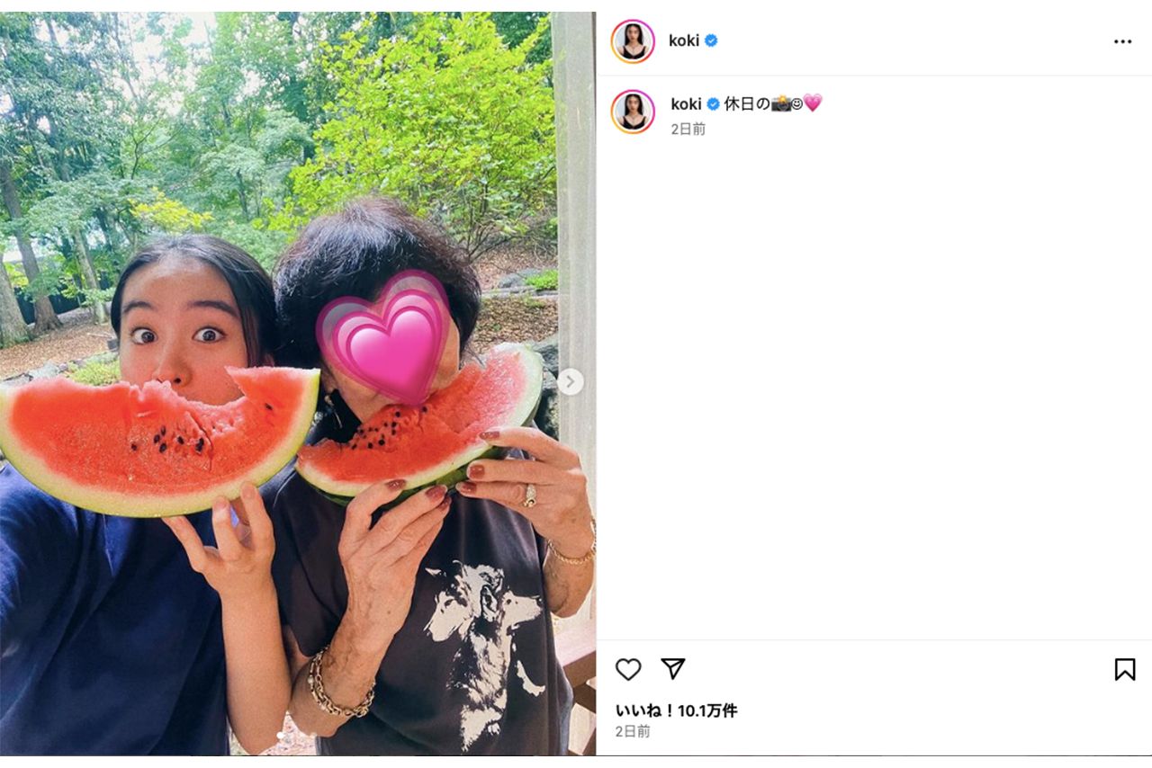 スイカ丸かじりショットを披露したKoki,（本人インスタグラムより）
